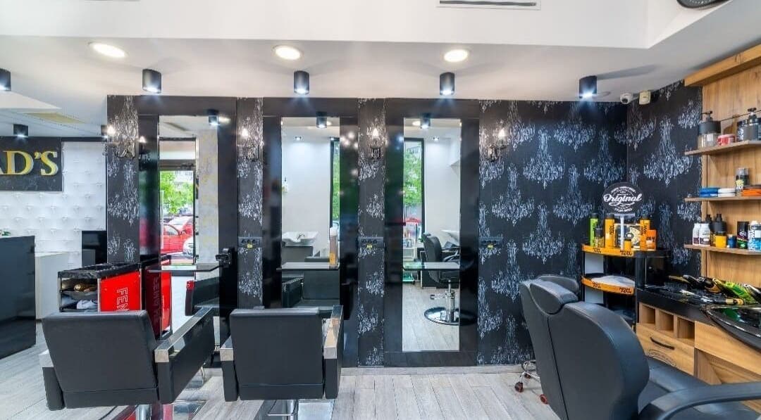 Interior modern al Mads Beauty Salon, București, București, RO cu decor elegant și scaune pentru clienți.