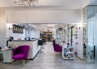 Interior elegant la Mads Beauty Salon din București, București, RO, oferind un cadru plăcut.