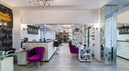 Interior elegant la Mads Beauty Salon din București, București, RO, oferind un cadru plăcut.