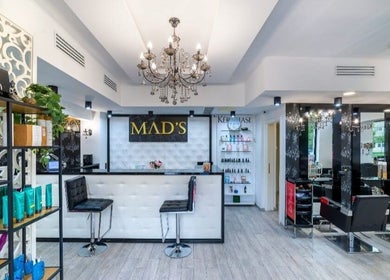 Interior elegant la Mads Beauty Salon, București, București, RO, cu decor sofisticat și produse cosmetice.