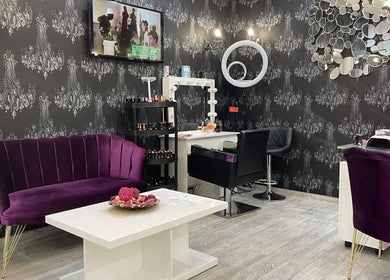 Interiorul elegant al Mads Beauty Salon din București, București, RO, cu decor sofisticat.