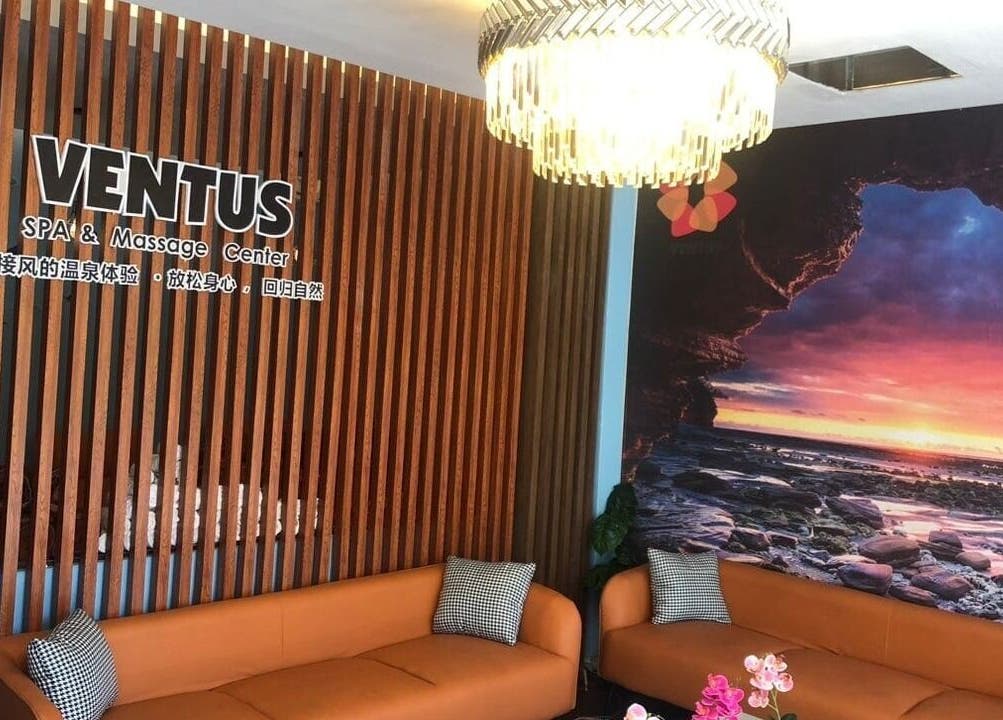 Lounge of Ventus Spa 沙巴亚庇正宗精油按摩会所 in Kota Kinabalu, Sabah, MY, with cozy seating and ocean mural.
