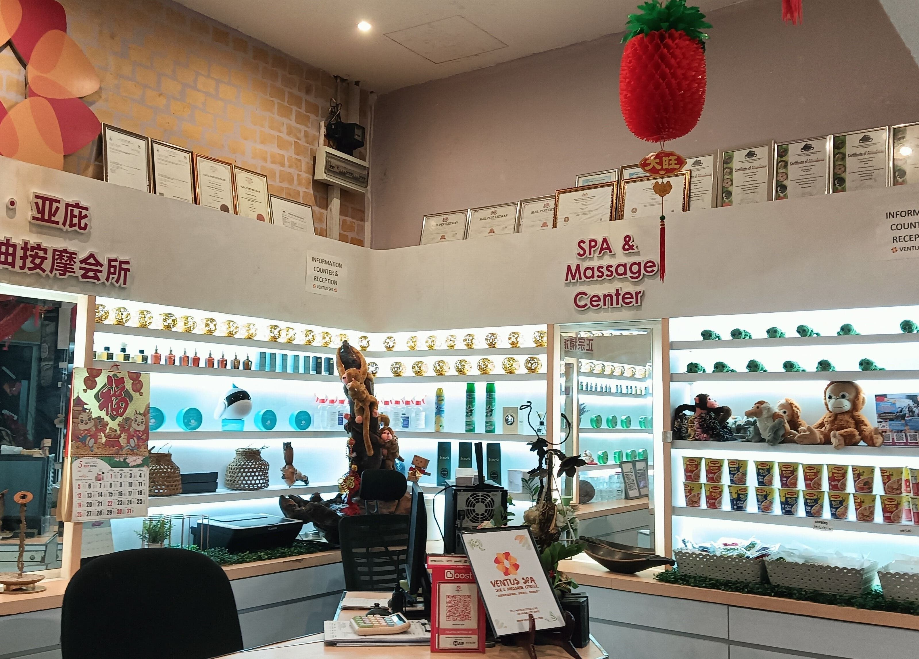 Reception area of Ventus Spa 沙巴亚庇正宗精油按摩会所 in Kota Kinabalu. Inviting decor and products display.