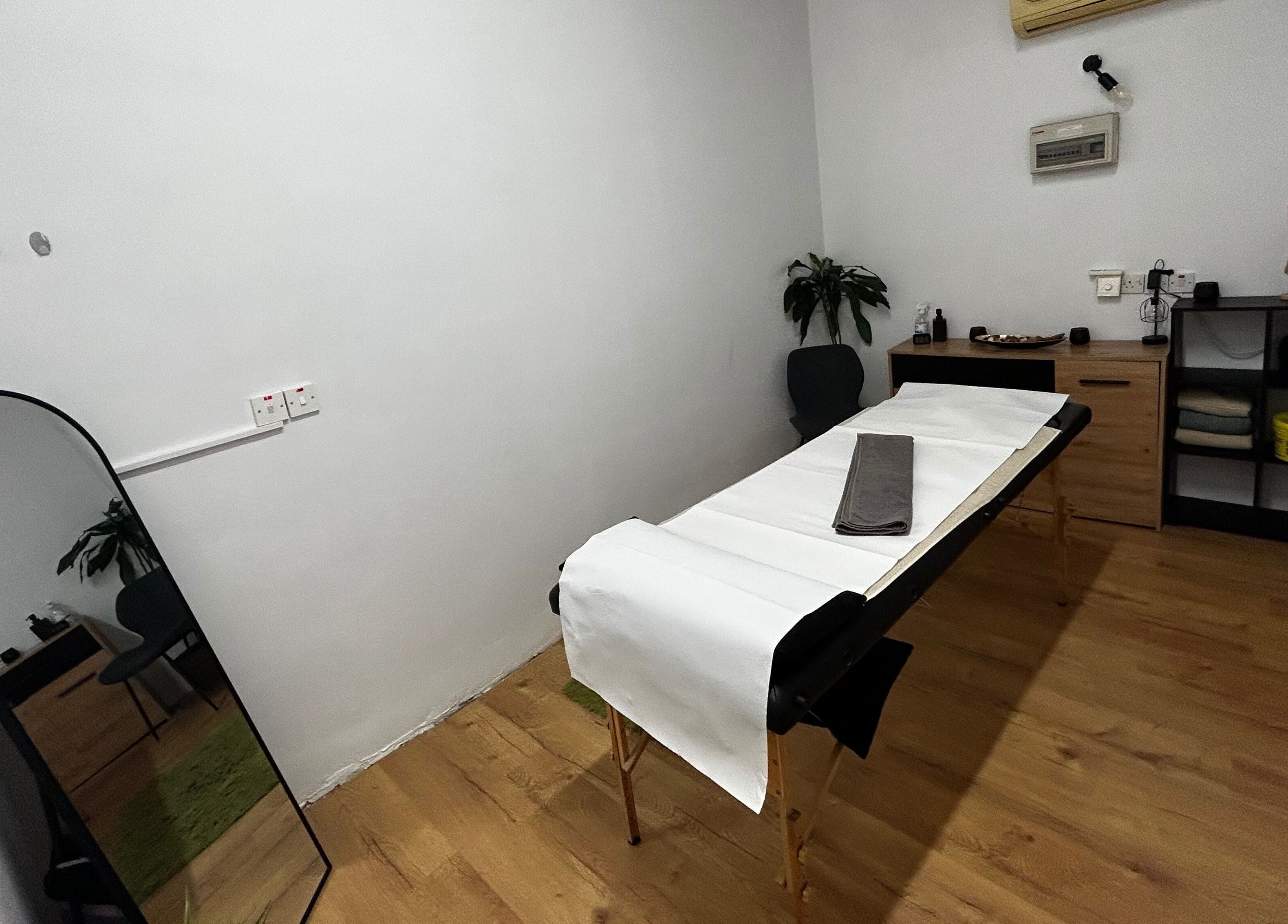 Therapy treatment room at Theramotion Physiotherapy, Λευκωσία, Λευκωσία, CY. Modern, calming interior design.