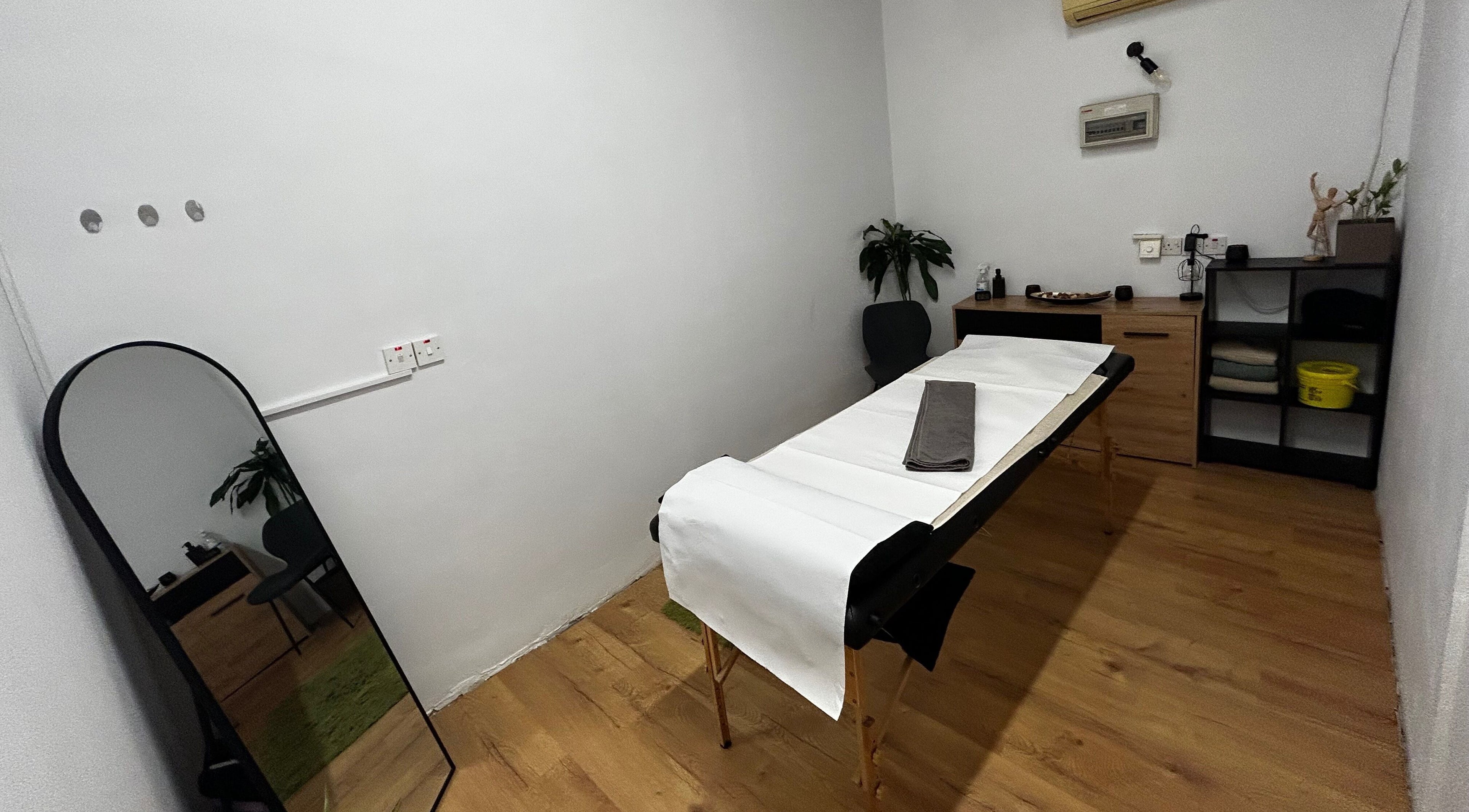 Therapy treatment room at Theramotion Physiotherapy, Λευκωσία, Λευκωσία, CY. Modern, calming interior design.
