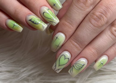 Design d'ongles vert printemps à Val’Beauté, Lunel-Viel, Occitanie, FR, mettant en valeur des détails élégants.