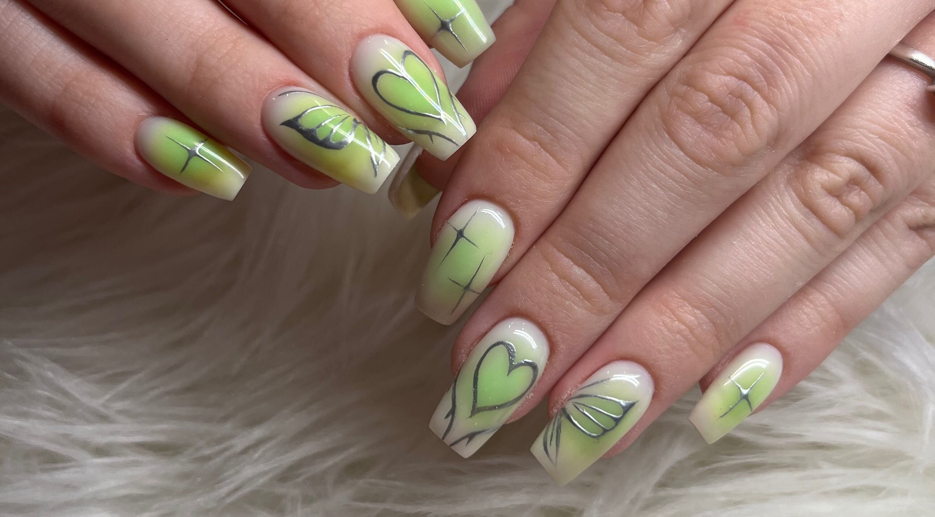 Design d'ongles vert printemps à Val’Beauté, Lunel-Viel, Occitanie, FR, mettant en valeur des détails élégants.