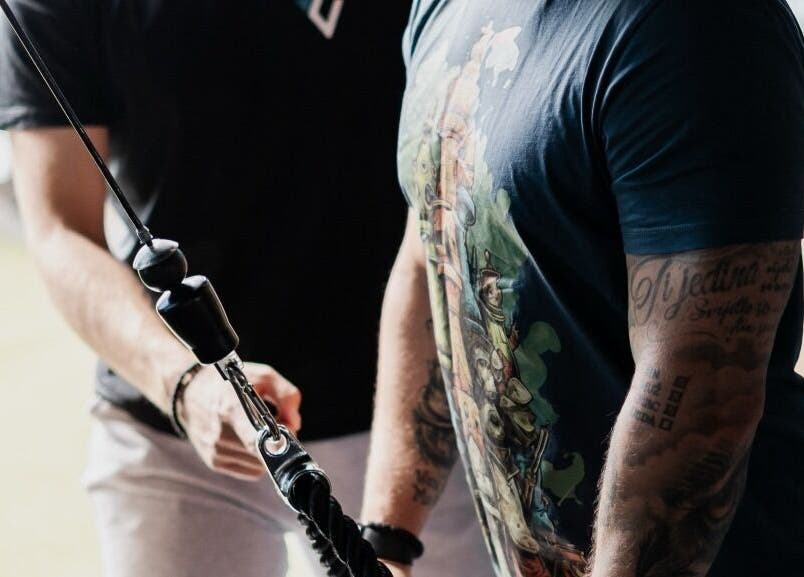 Instructor guiding client at Stretch Centar Sarajevska 36 in Beograd, RS during a training session.