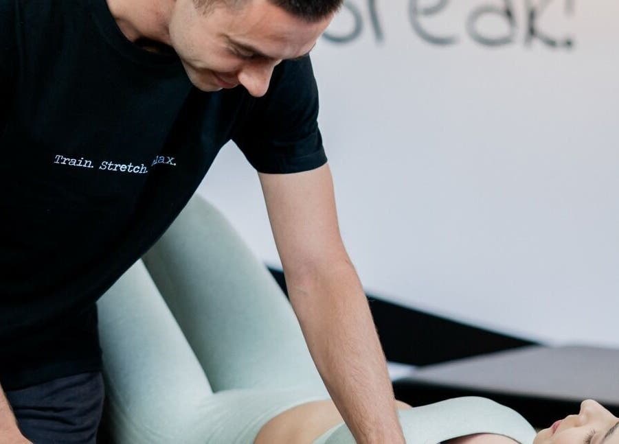 Trainer assists with stretching at Stretch Centar Sarajevska 36, Beograd, RS for enhanced flexibility.