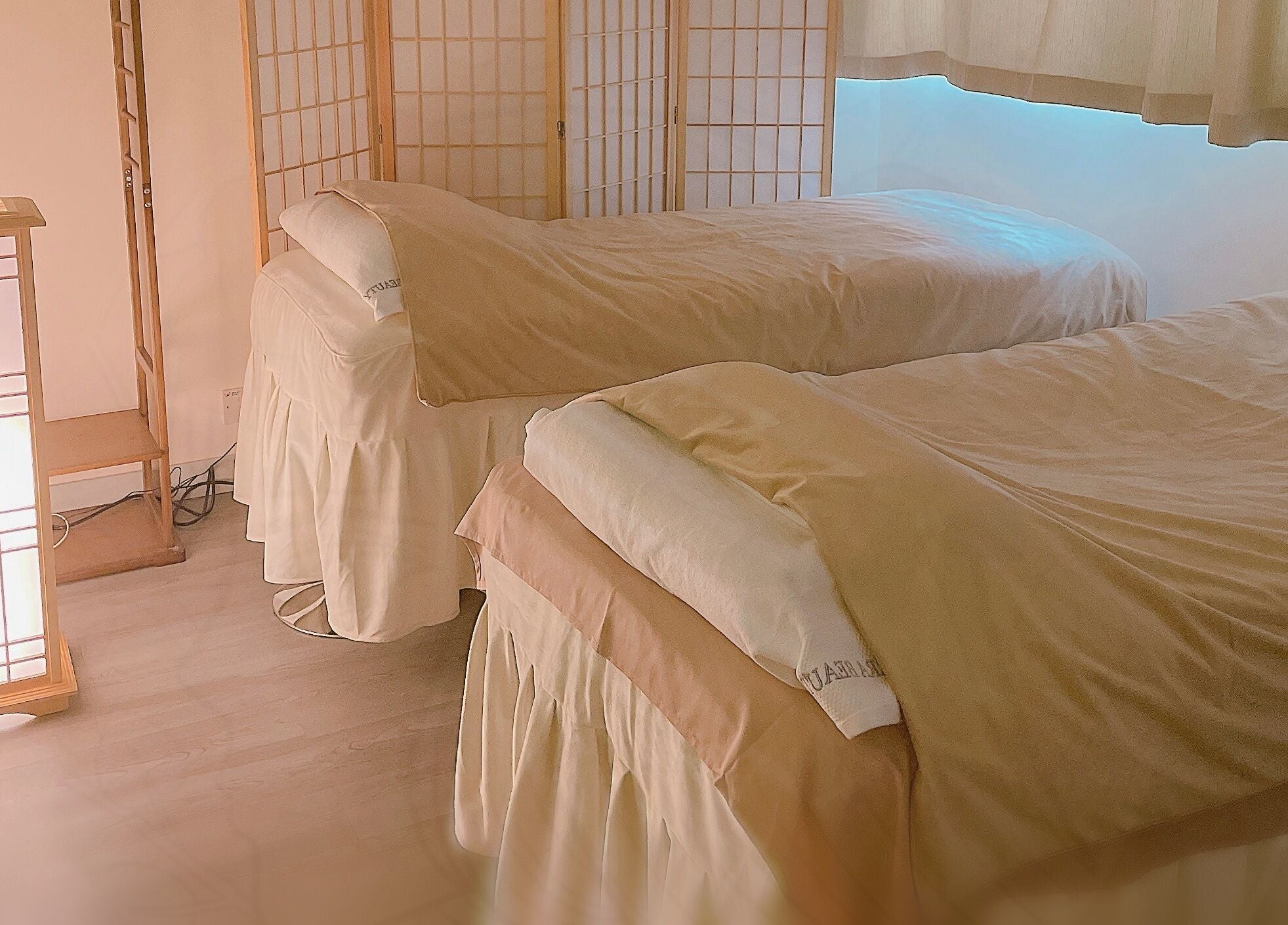 Calming treatment room at Terra Beauty單次收費美容 in Kowloon, HK with soft lighting and cozy beds.