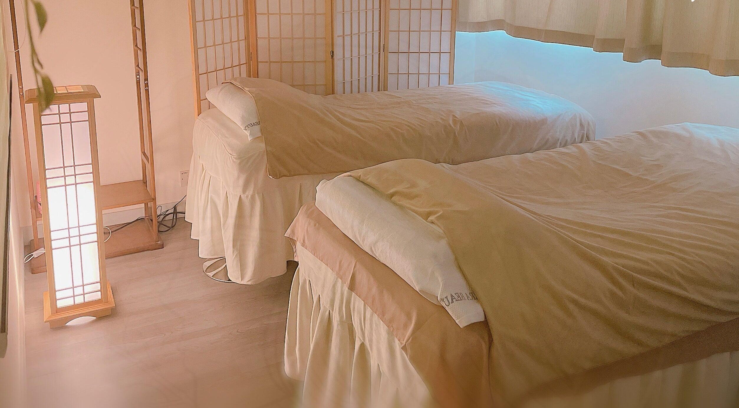 Calming treatment room at Terra Beauty單次收費美容 in Kowloon, HK with soft lighting and cozy beds.