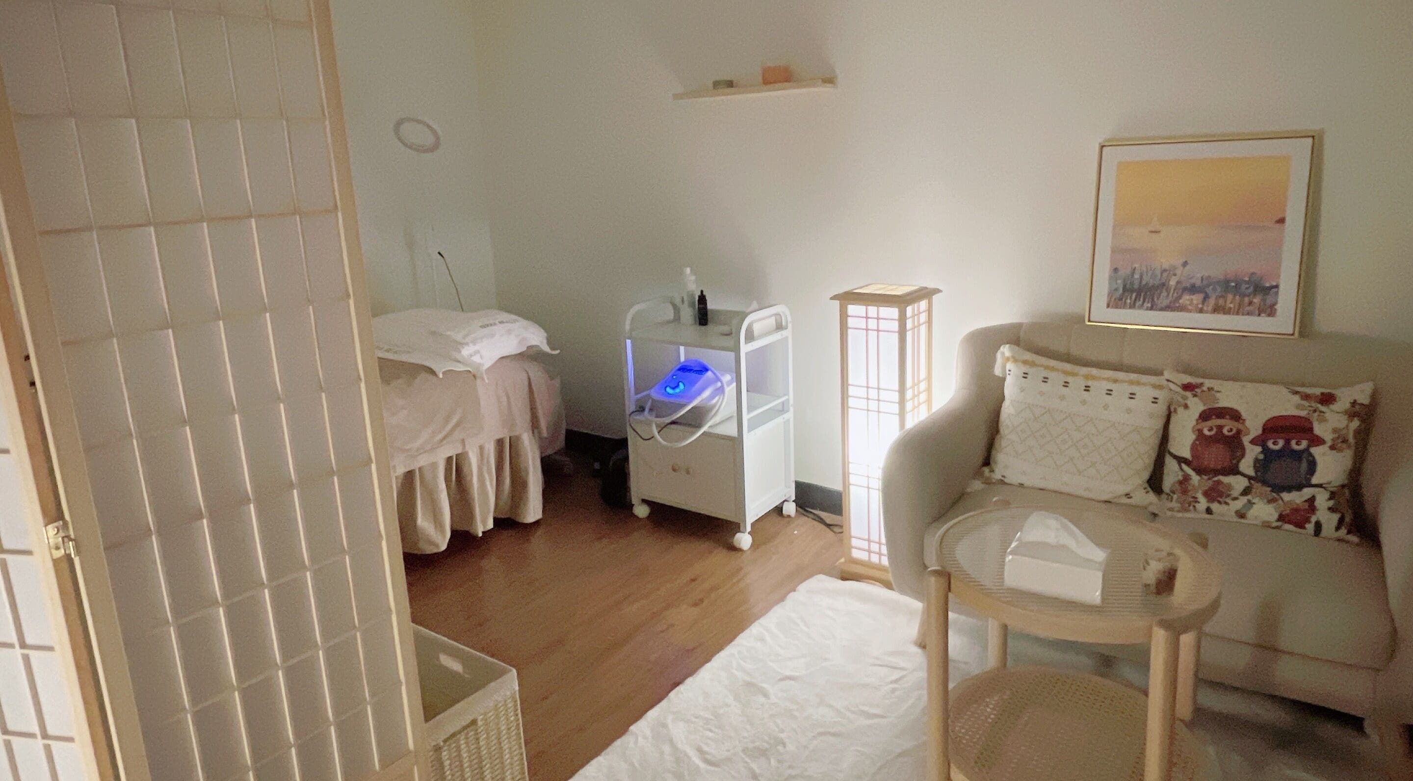 Relaxing treatment room at Terra Beauty單次收費美容, Kowloon, HK, featuring cozy sofa and wellness equipment.