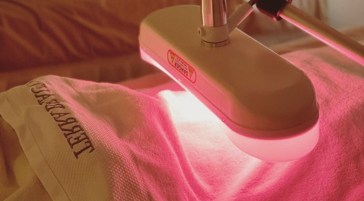 Relaxing LED therapy at Terra Beauty單次收費美容 in Kowloon, HK for rejuvenating skincare experience.