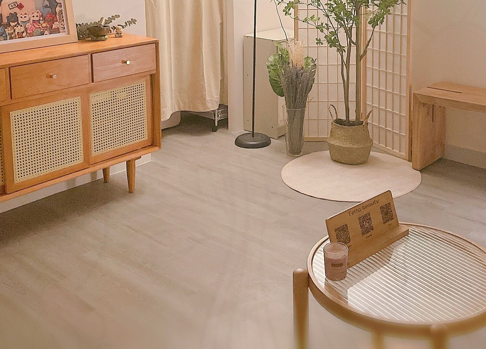 Tranquil waiting area at Terra Beauty單次收費美容, Kowloon, HK with wood decor and lush greenery.