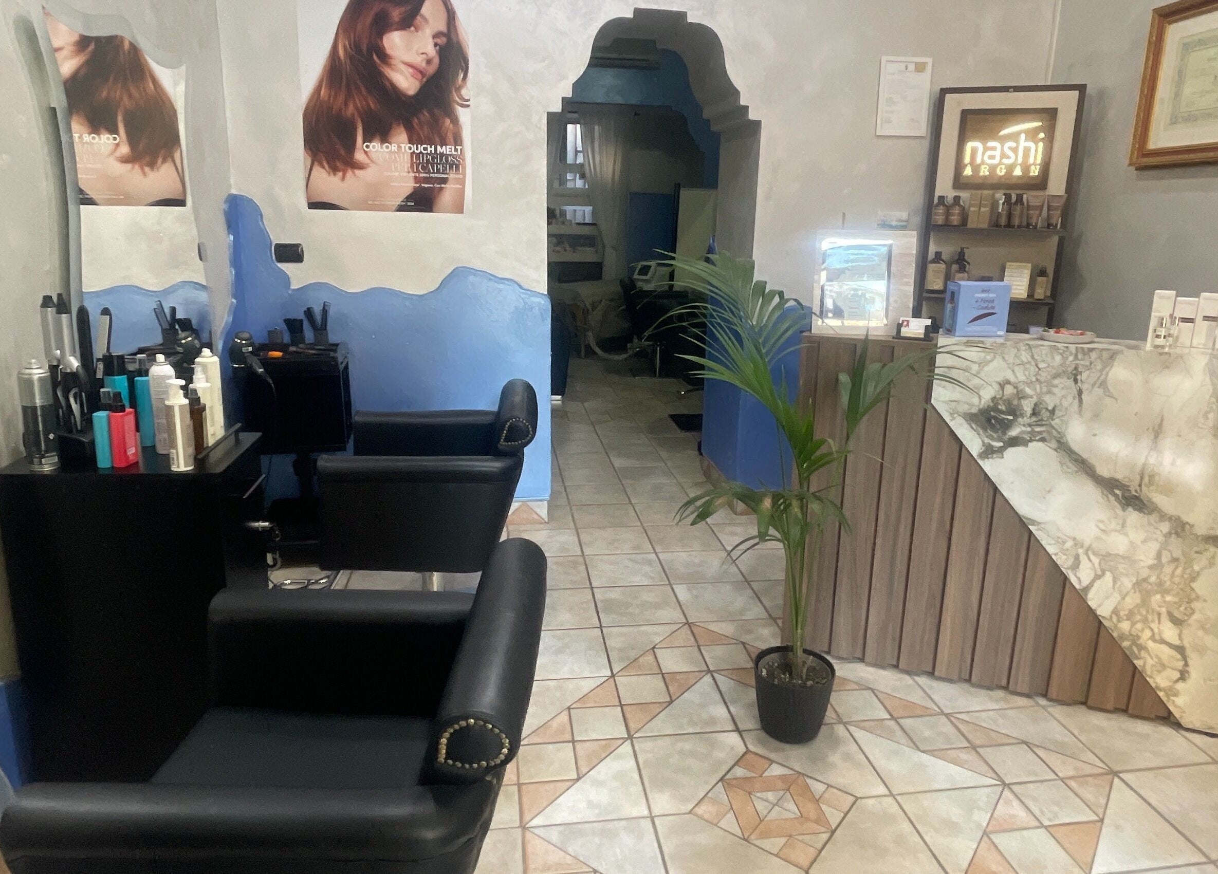 Interno accogliente di MC Carrisi Parrucchieri a Foggia, Puglia, IT con arredi eleganti e prodotti di bellezza.