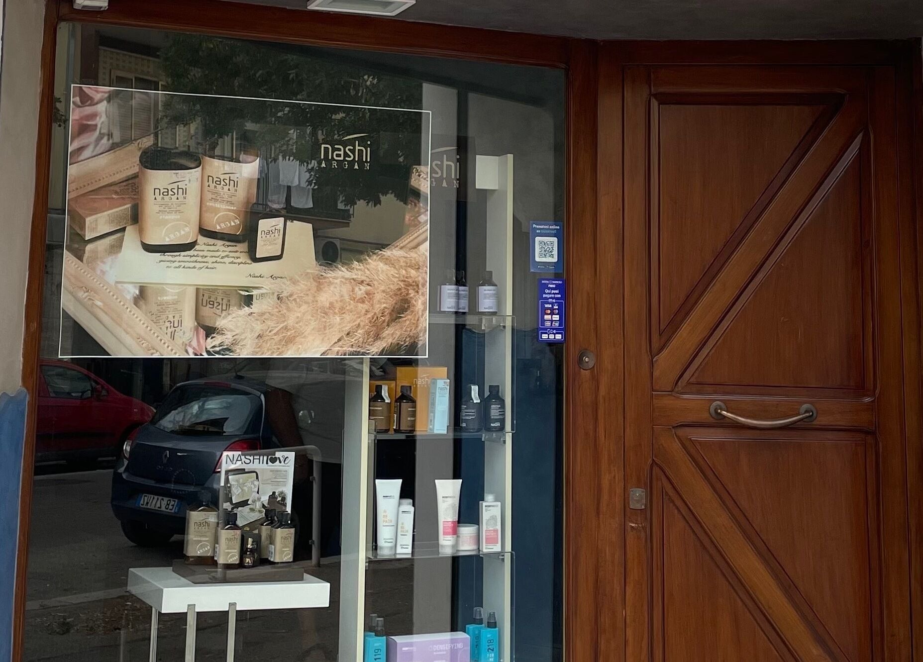 La vetrina di MC Carrisi Parrucchieri a Foggia, Puglia, IT con prodotti di bellezza esposti.