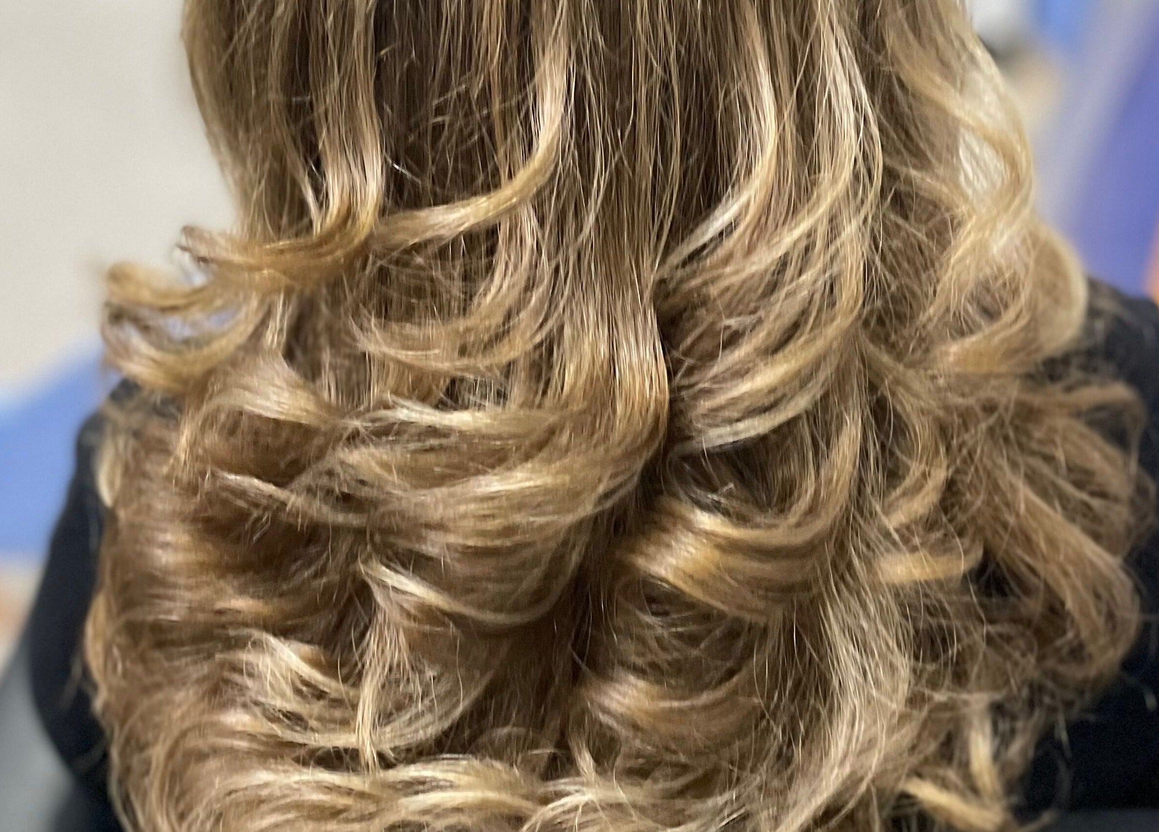 Capelli ricci e dorati presso MC Carrisi Parrucchieri a Foggia, Puglia, IT.