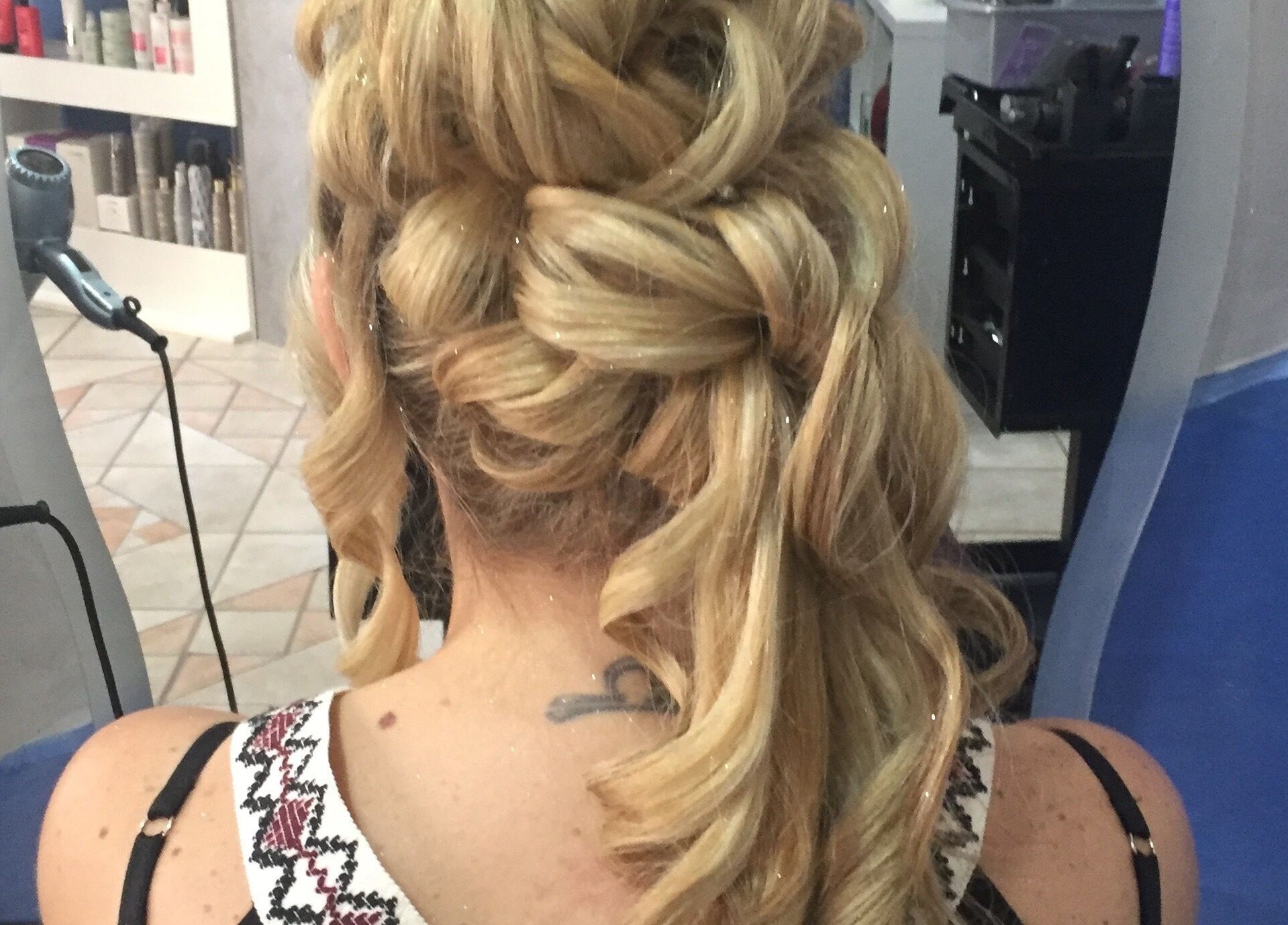 Chignon elegante realizzato presso MC Carrisi Parrucchieri a Foggia, Puglia, IT, con intricati dettagli.