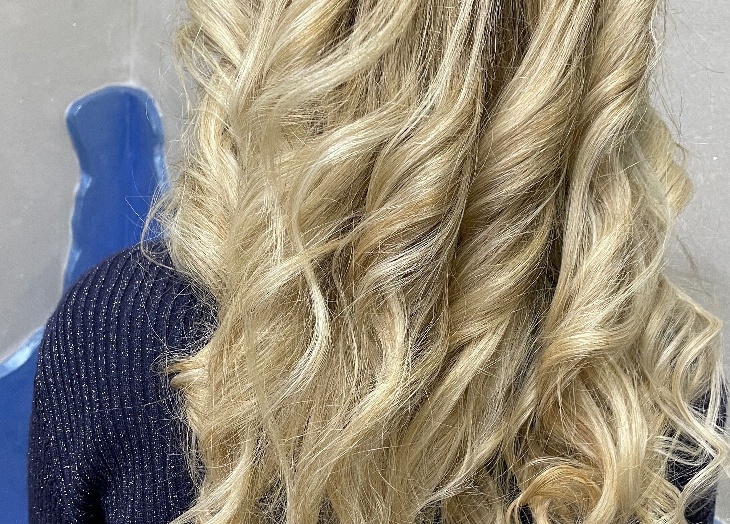 Capelli biondi ondulati presso MC Carrisi Parrucchieri a Foggia, Puglia, IT.