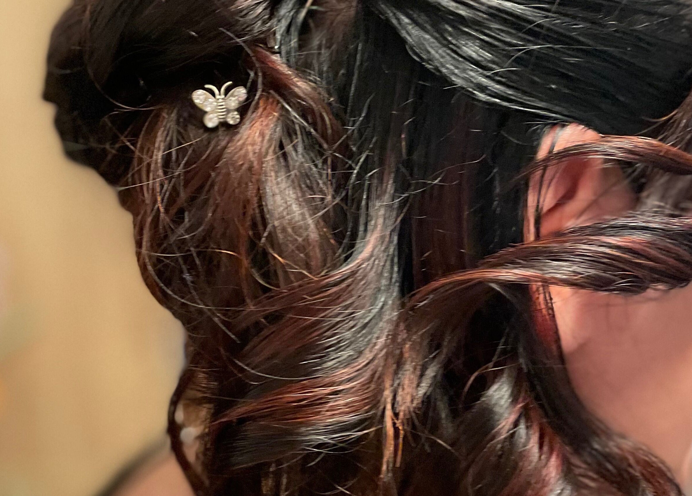 Acconciatura elegante con fermaglio a farfalla presso MC Carrisi Parrucchieri, Foggia, Puglia, IT.