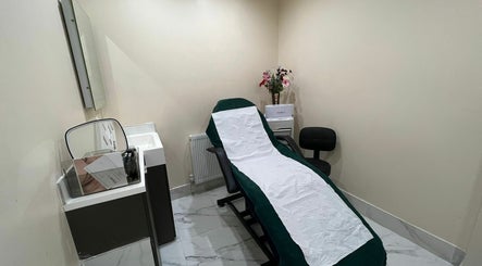 Luxurious Wax And Beauty Studio