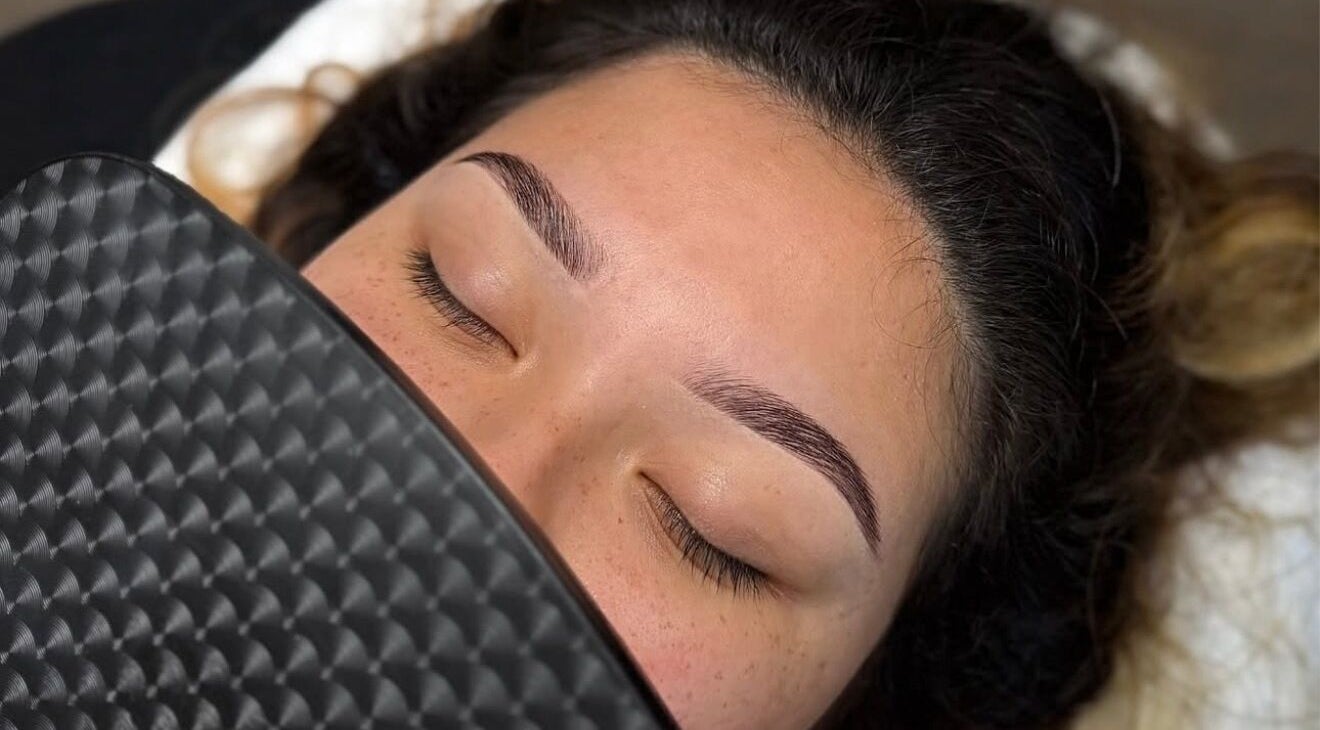Freshly styled brows at Brow Beauty LA, Los Ángeles, California, US, reflected in a hand-held mirror.