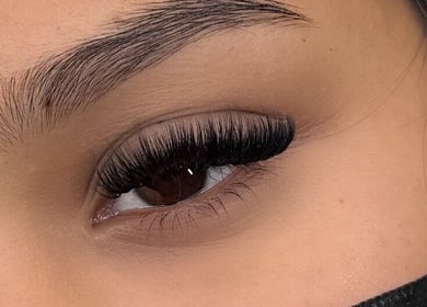Close-up of elegant eyebrow and eyelash treatment at Brow Beauty LA in Los Ángeles, California, US.