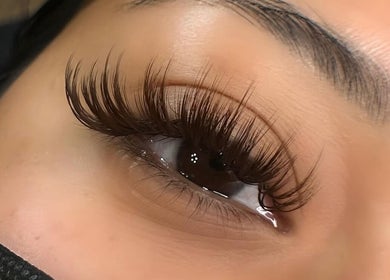 Close-up of elegant eyelash extensions at Brow Beauty LA, Los Ángeles, California, US.