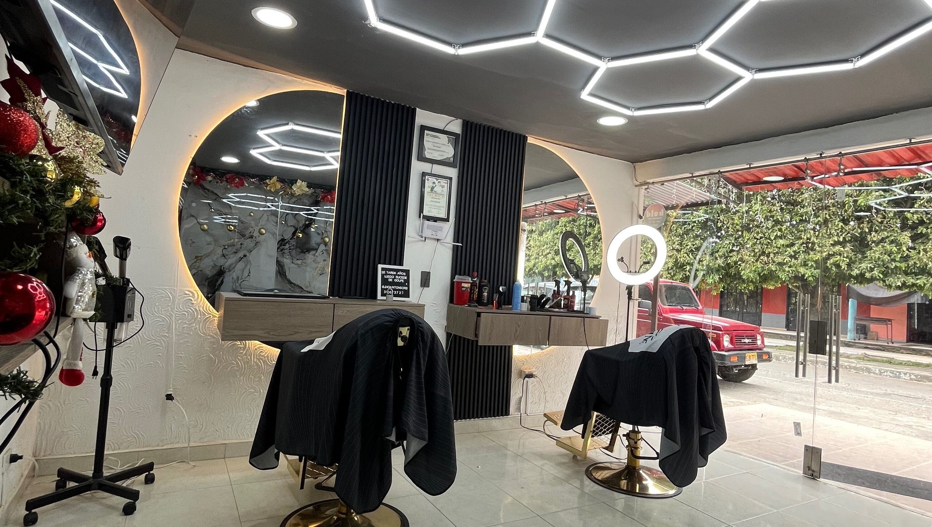 Interior moderno de JR STUDIO BARBER en Granada, Meta, CO con sillas y decoración elegante.