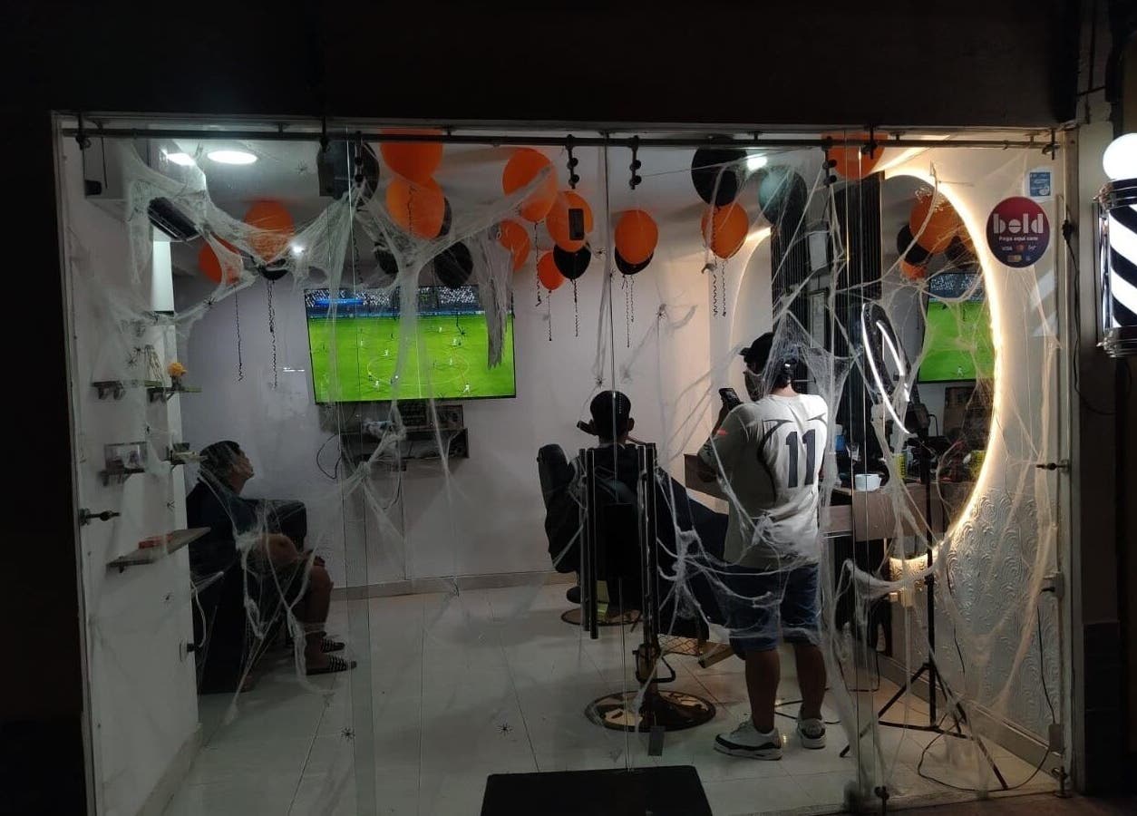 Interior decorado de JR STUDIO BARBER en Granada, Meta, CO, con globos y telarañas.