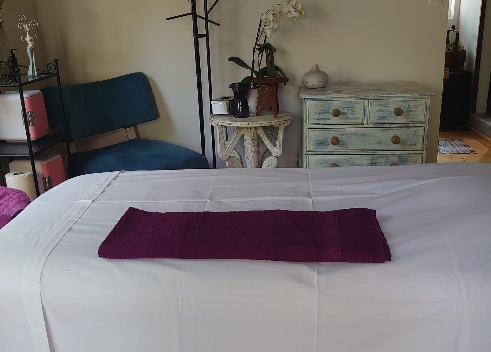 Χώρος ομορφιάς Euphoria Aura σε Limassol, CY με κρεβάτι θεραπείας και διακόσμηση χαλάρωσης.