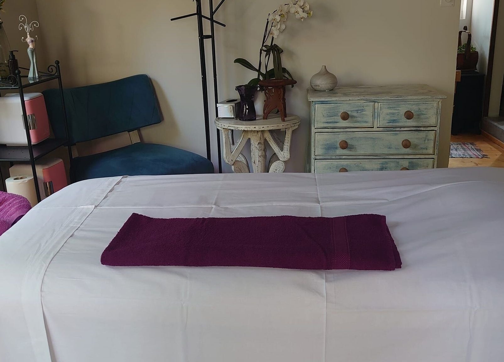 Χώρος ομορφιάς Euphoria Aura σε Limassol, CY με κρεβάτι θεραπείας και διακόσμηση χαλάρωσης.