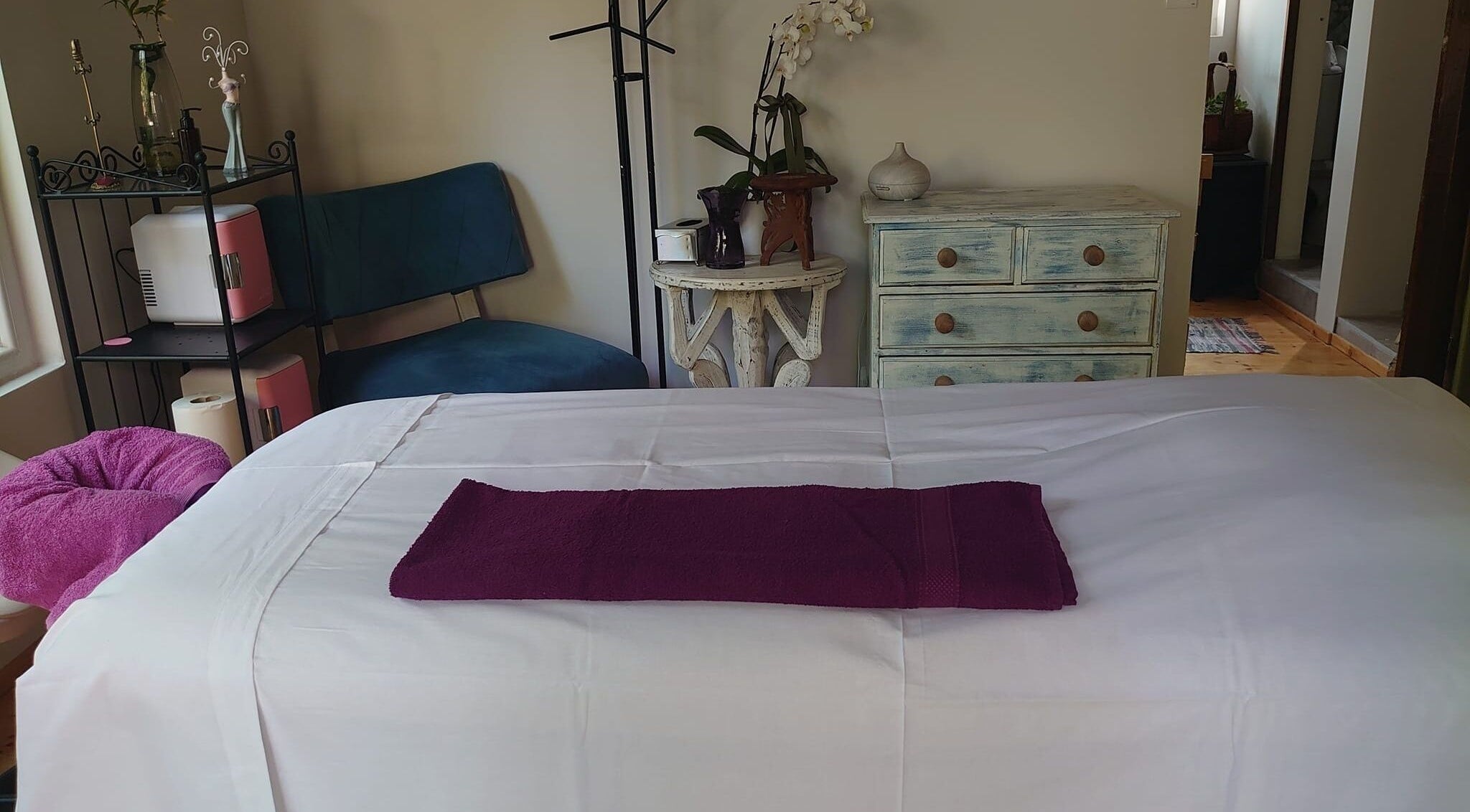 Χώρος ομορφιάς Euphoria Aura σε Limassol, CY με κρεβάτι θεραπείας και διακόσμηση χαλάρωσης.