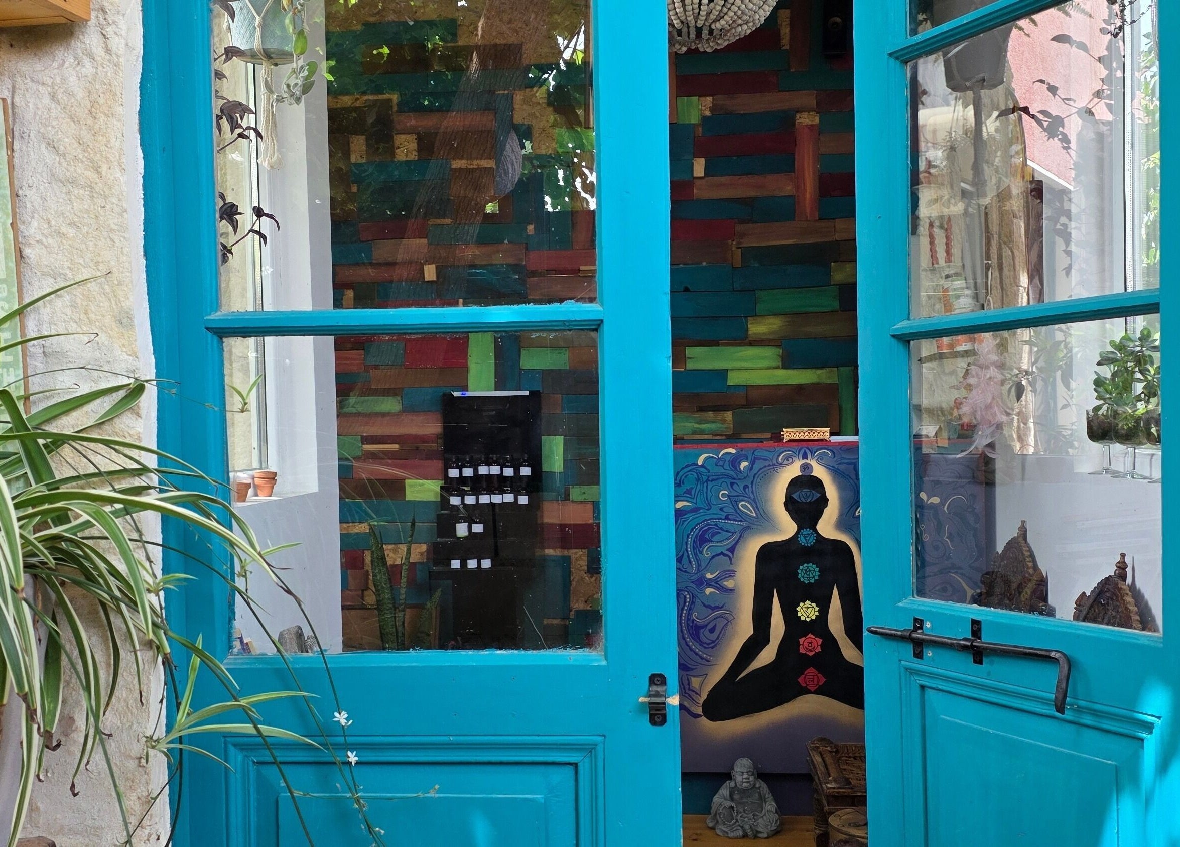 Η είσοδος του Euphoria Aura στη Λεμεσό, CY με χαλαρωτική διακόσμηση και φωτεινά χρώματα.