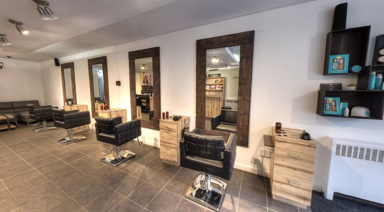 Intérieur chic de Judith M Pour Nous Avons Carte Blanche à Montréal, Québec, CA, avec miroirs et fauteuils modernes.