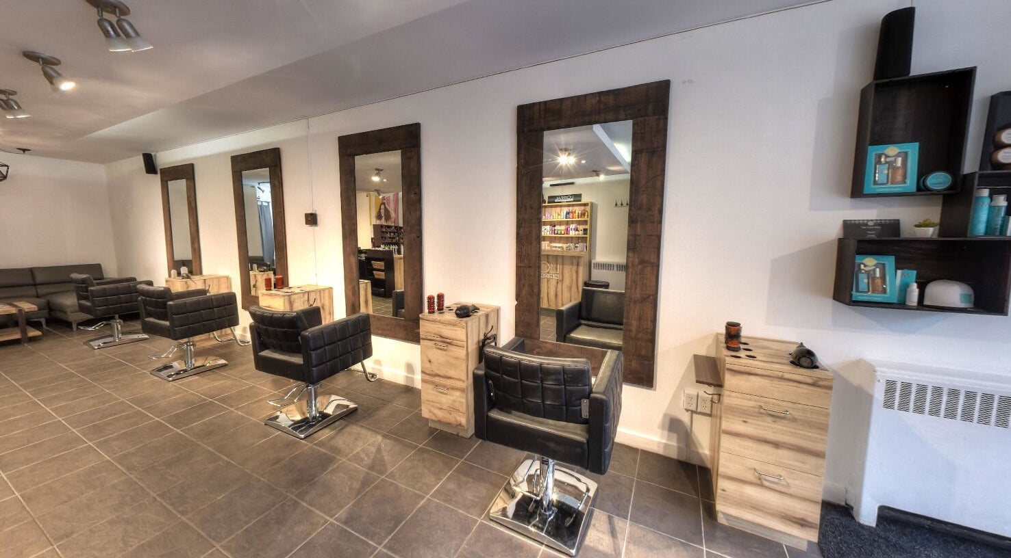 Intérieur chic de Judith M Pour Nous Avons Carte Blanche à Montréal, Québec, CA, avec miroirs et fauteuils modernes.