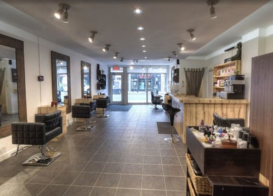 Intérieur moderne du salon Judith M Pour Nous Avons Carte Blanche, Montréal, Québec, CA.