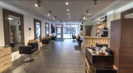 Intérieur moderne du salon Judith M Pour Nous Avons Carte Blanche, Montréal, Québec, CA.