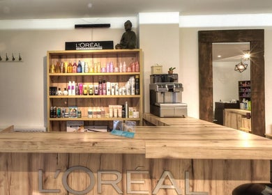 Intérieur élégant de Judith M Pour Nous Avons Carte Blanche à Montréal, Québec, CA avec produits de beauté.