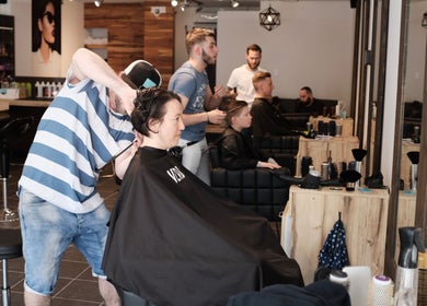 Coiffeur à Judith M Pour Nous Avons Carte Blanche, Montréal, Québec, CA offrant une coupe de cheveux moderne.
