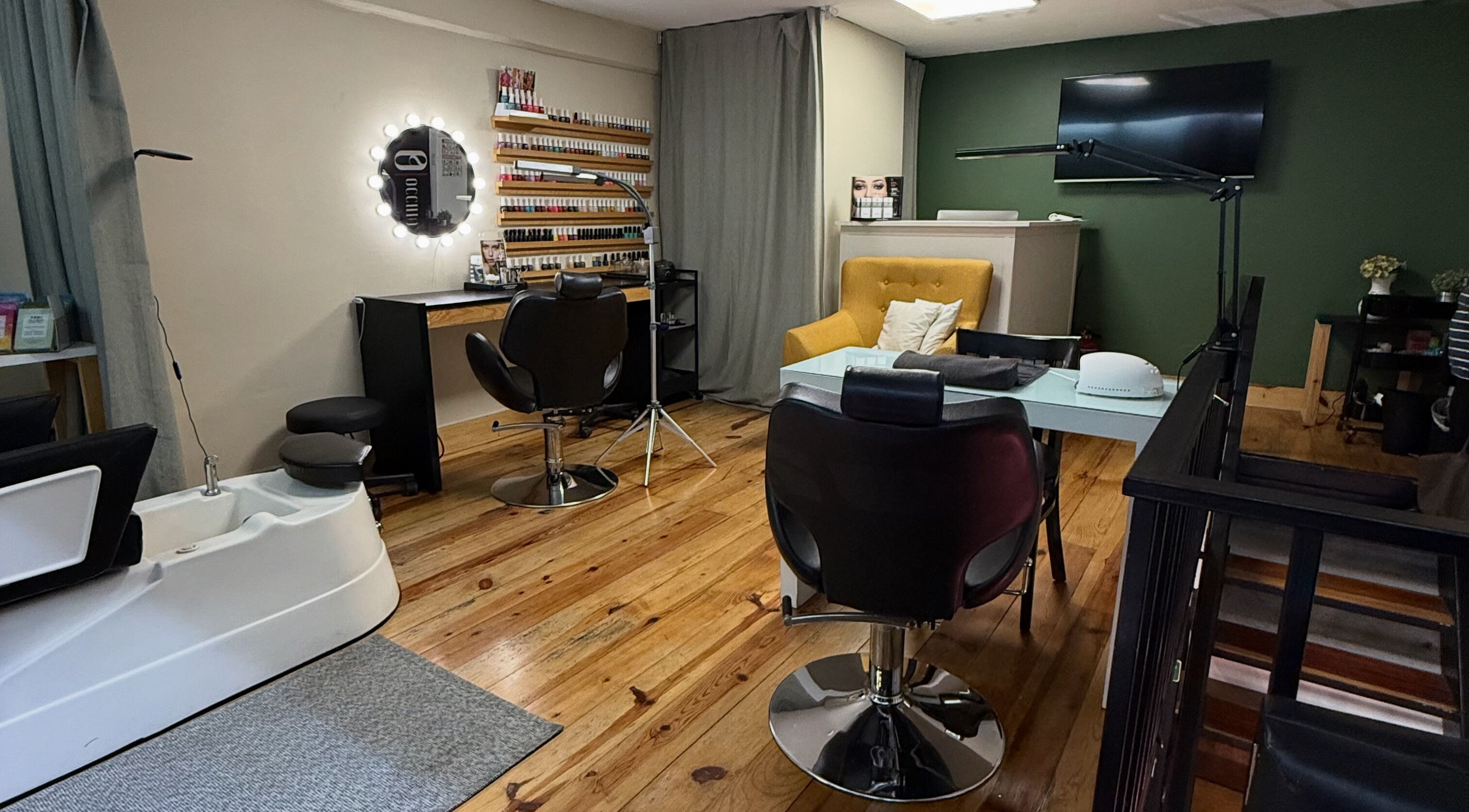 Interior elegante del salón Occhio Studio en Ciudad De México, MX, destacando sillas modernas y área de spa.