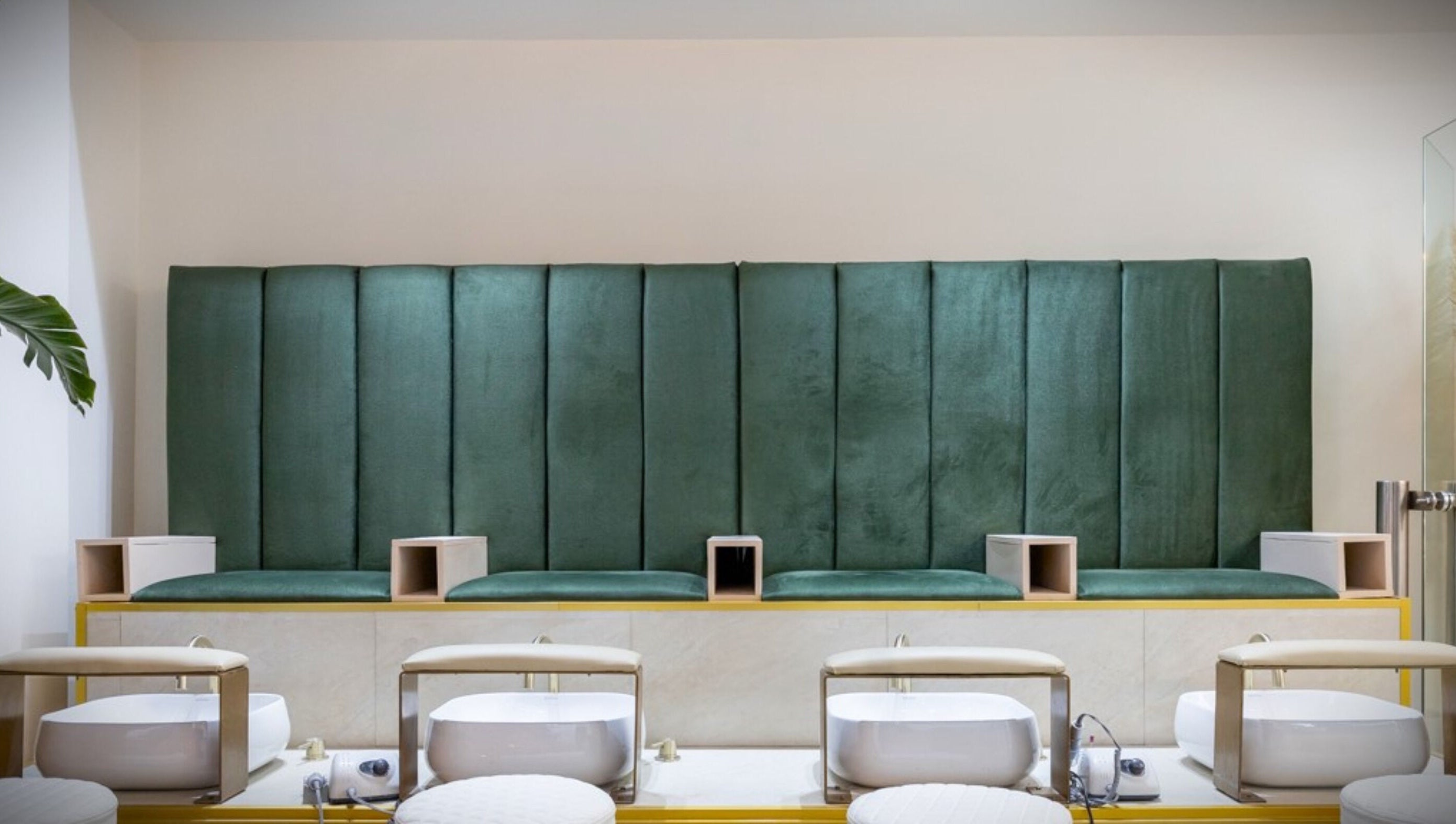 Κομψός χώρος για πεντικιούρ στο A.V Νails Solarium, Θεσσαλονίκη, GR με πράσινες ταπετσαρίες.