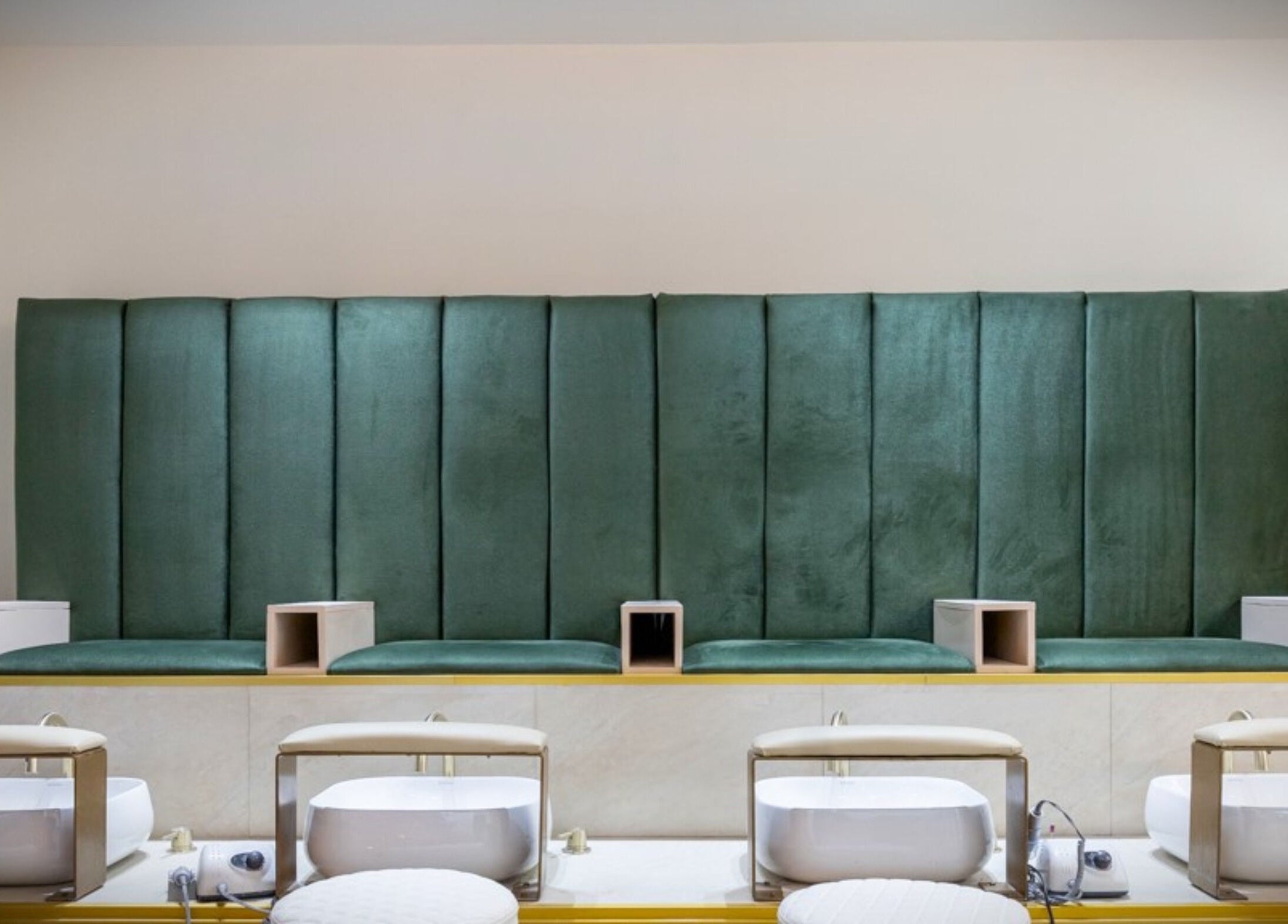 Κομψός χώρος για πεντικιούρ στο A.V Νails Solarium, Θεσσαλονίκη, GR με πράσινες ταπετσαρίες.