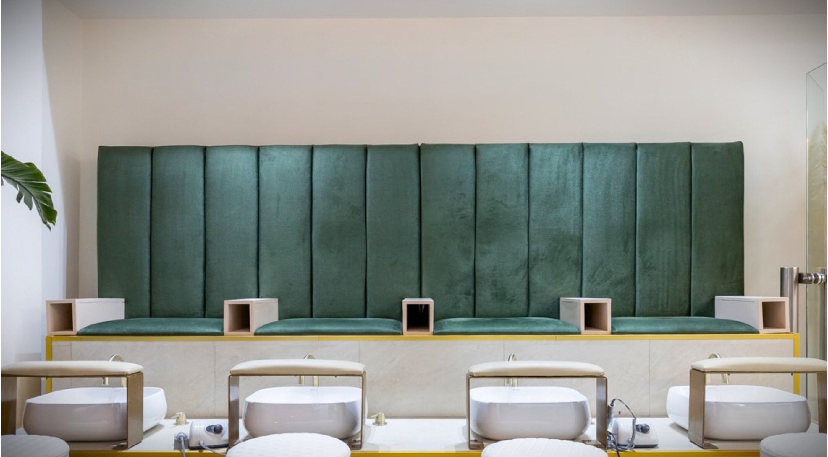 Κομψός χώρος για πεντικιούρ στο A.V Νails Solarium, Θεσσαλονίκη, GR με πράσινες ταπετσαρίες.