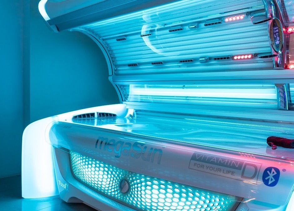 Σολάριουμ υψηλής τεχνολογίας στο A.V Νails Solarium, Θεσσαλονίκη, GR. Ιδανικό για βαθύ μαύρισμα.