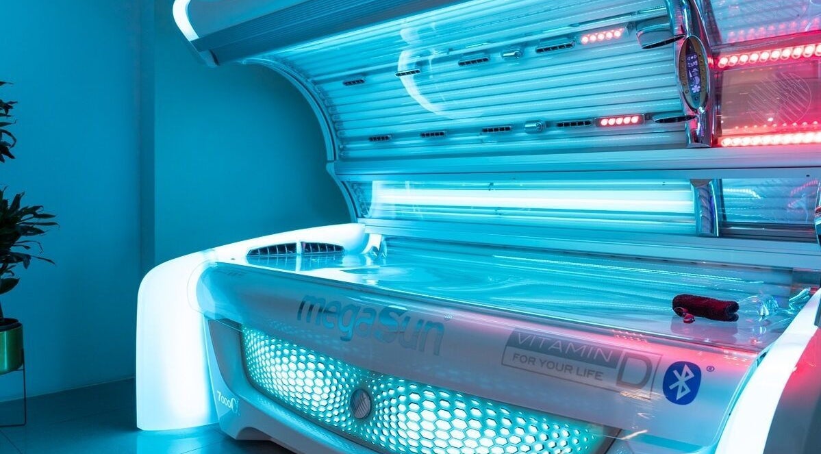 Σολάριουμ υψηλής τεχνολογίας στο A.V Νails Solarium, Θεσσαλονίκη, GR. Ιδανικό για βαθύ μαύρισμα.