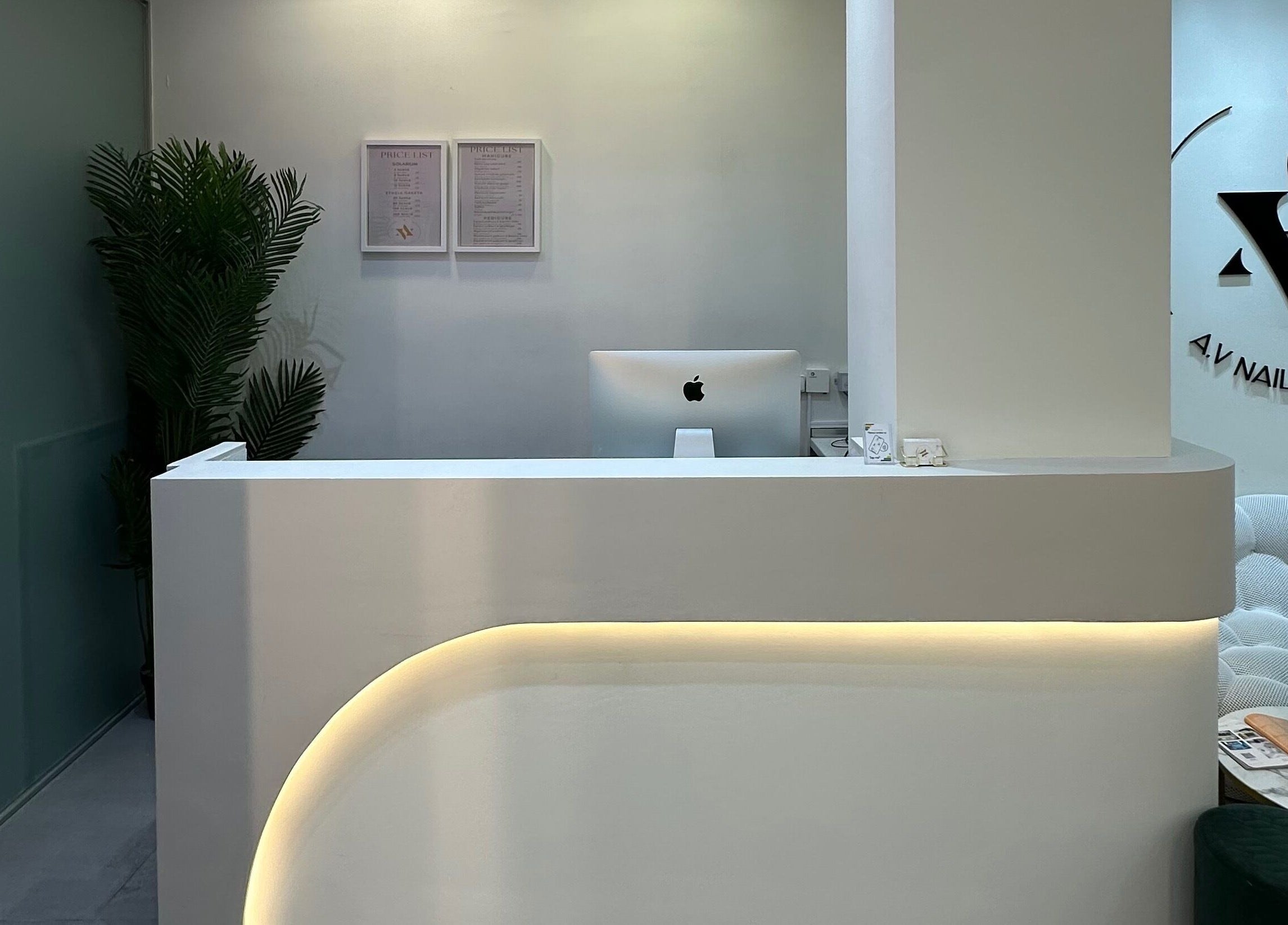 Κομψή ρεσεψιόν στο A.V Νails Solarium, Θεσσαλονίκη, GR με μοντέρνα διακόσμηση.