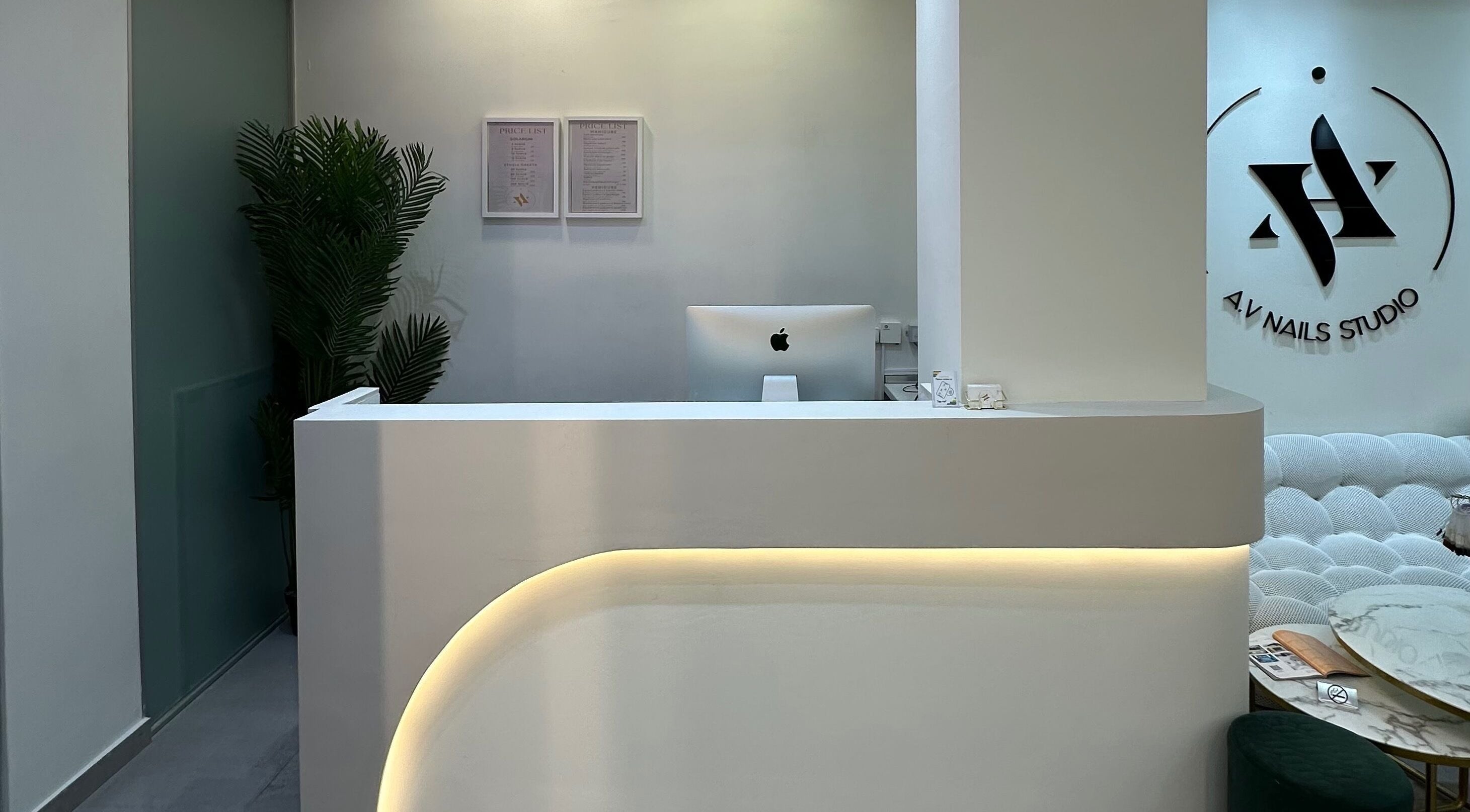 Κομψή ρεσεψιόν στο A.V Νails Solarium, Θεσσαλονίκη, GR με μοντέρνα διακόσμηση.