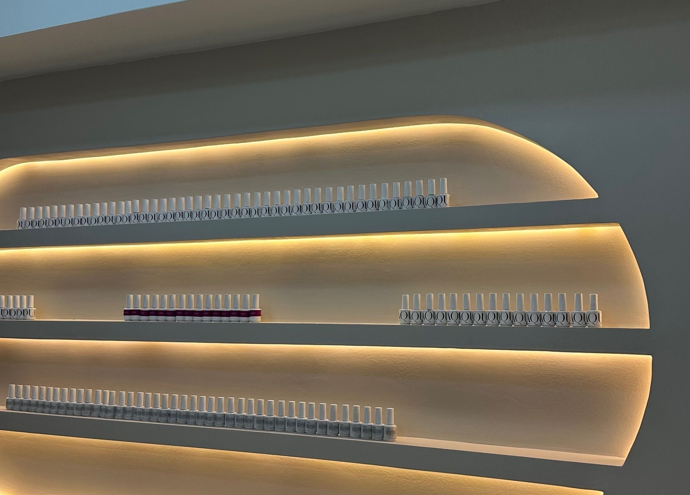 Ράφια με βερνίκια στο A.V Νails Solarium, Θεσσαλονίκη, GR.