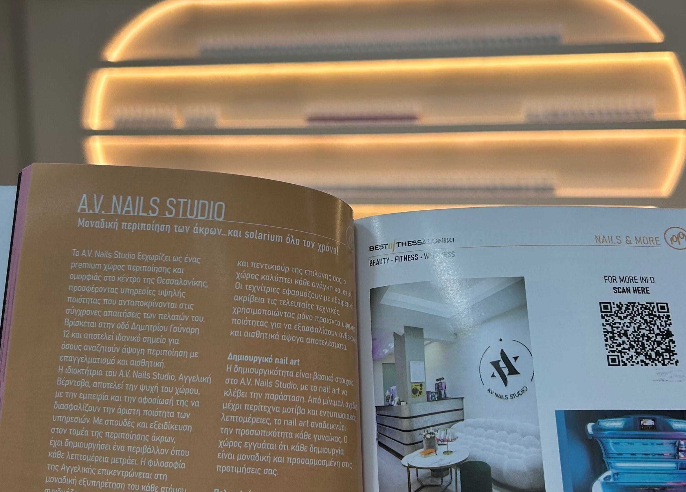 Περιοδικό με προώθηση A.V Νails Solarium, Θεσσαλονίκη, GR σε μοντέρνο περιβάλλον.